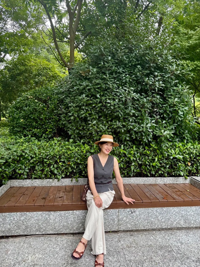 60 tuổi mặc đẹp thế n&agrave;y, t&ocirc;i mới hiểu: Đừng cố trẻ h&oacute;a, chỉ cần&hellip; thoải m&aacute;i l&agrave; đủ l&agrave;m cả mạng x&atilde; hội 'm&ecirc; mẩn' - Ảnh 3.