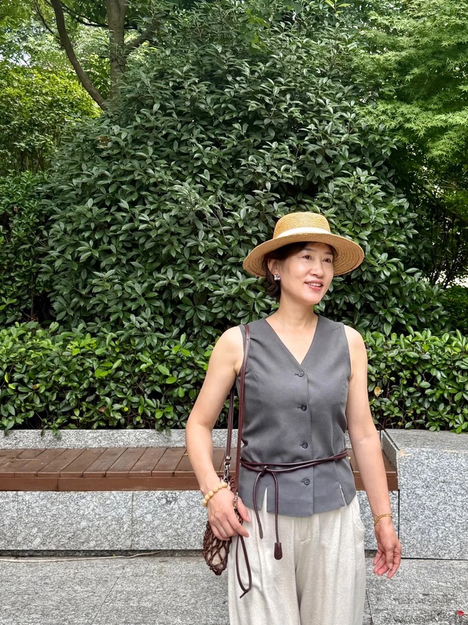 60 tuổi mặc đẹp thế n&agrave;y, t&ocirc;i mới hiểu: Đừng cố trẻ h&oacute;a, chỉ cần&hellip; thoải m&aacute;i l&agrave; đủ l&agrave;m cả mạng x&atilde; hội 'm&ecirc; mẩn' - Ảnh 4.