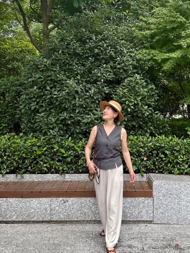 60 tuổi mặc đẹp thế n&agrave;y, t&ocirc;i mới hiểu: Đừng cố trẻ h&oacute;a, chỉ cần&hellip; thoải m&aacute;i l&agrave; đủ l&agrave;m cả mạng x&atilde; hội 'm&ecirc; mẩn' - Ảnh 5.