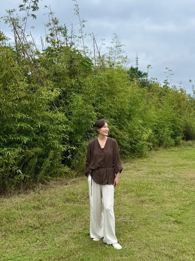 60 tuổi mặc đẹp thế n&agrave;y, t&ocirc;i mới hiểu: Đừng cố trẻ h&oacute;a, chỉ cần&hellip; thoải m&aacute;i l&agrave; đủ l&agrave;m cả mạng x&atilde; hội 'm&ecirc; mẩn' - Ảnh 8.