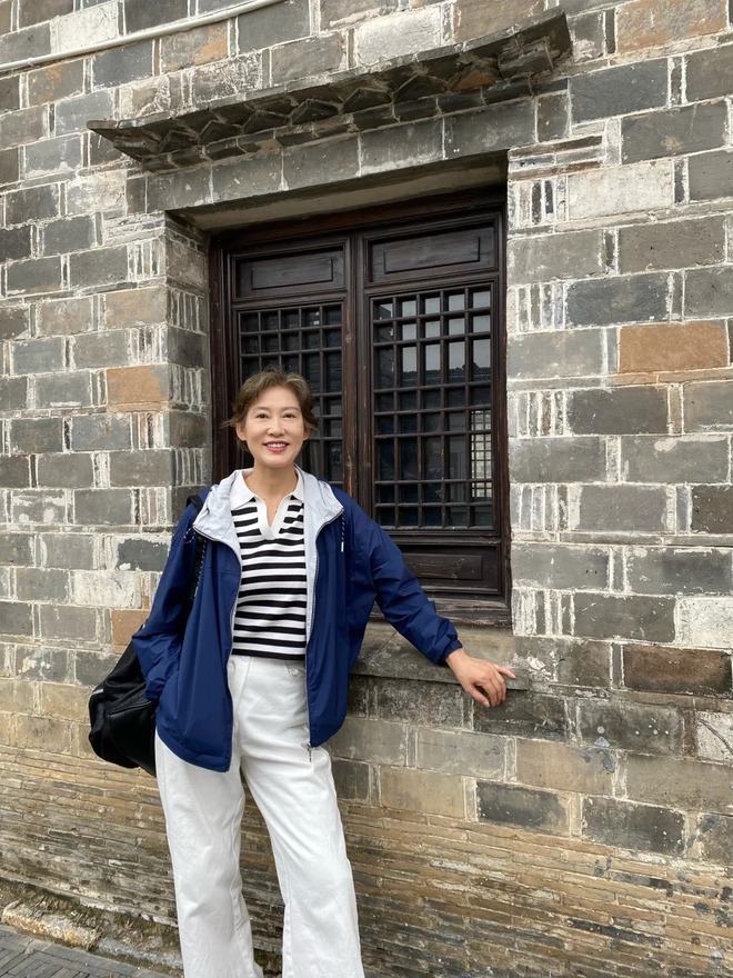 60 tuổi mặc đẹp thế n&agrave;y, t&ocirc;i mới hiểu: Đừng cố trẻ h&oacute;a, chỉ cần&hellip; thoải m&aacute;i l&agrave; đủ l&agrave;m cả mạng x&atilde; hội 'm&ecirc; mẩn' - Ảnh 10.