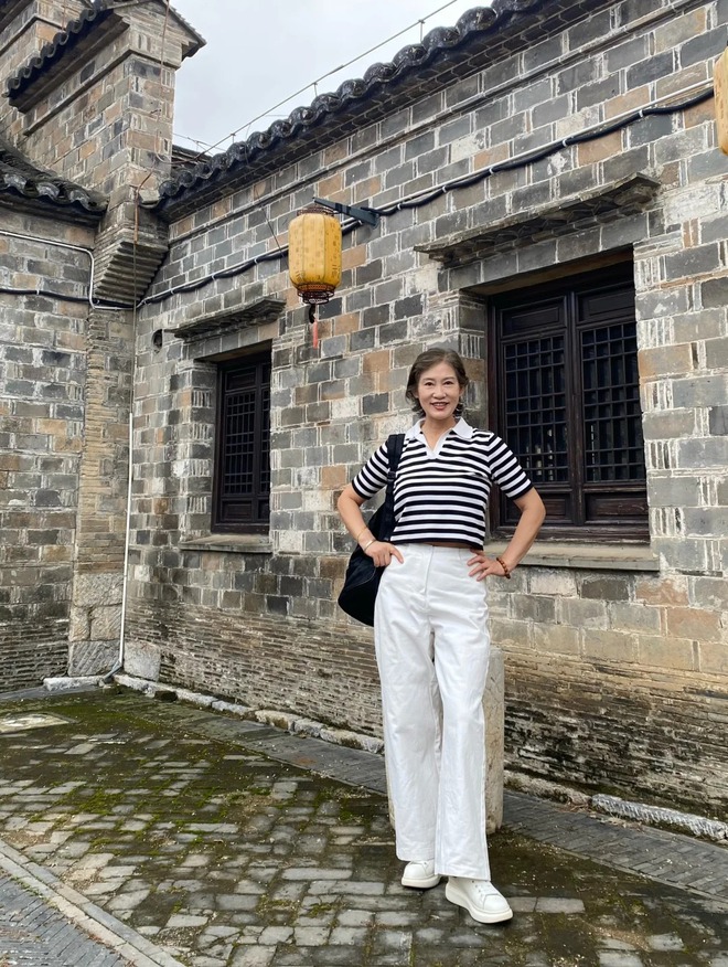 60 tuổi mặc đẹp thế n&agrave;y, t&ocirc;i mới hiểu: Đừng cố trẻ h&oacute;a, chỉ cần&hellip; thoải m&aacute;i l&agrave; đủ l&agrave;m cả mạng x&atilde; hội 'm&ecirc; mẩn' - Ảnh 9.