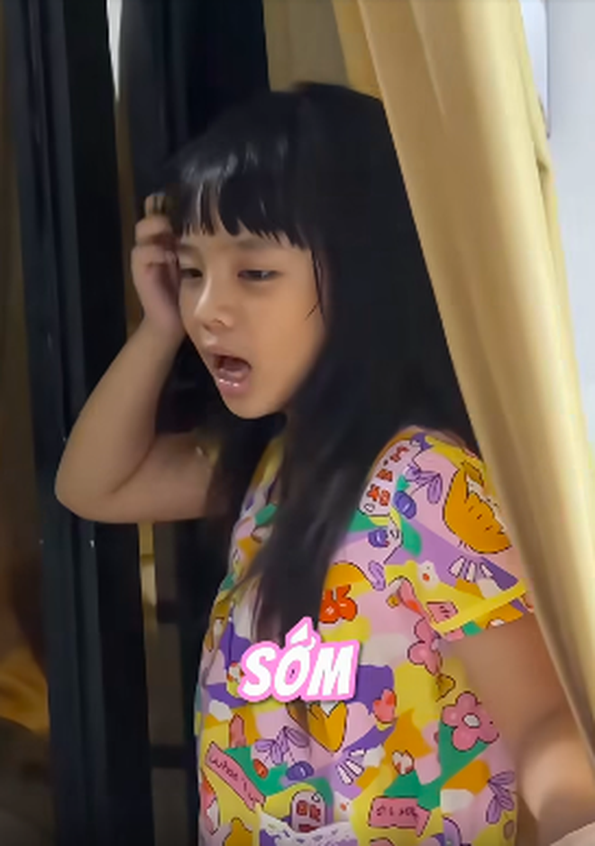 Con riêng của vợ hờn dỗi vì nam ca sĩ Việt đi làm về muộn: "Ba hứa với con"- Ảnh 1. Con riêng của vợ hờn dỗi vì nam ca sĩ Việt đi làm về muộn: "Ba hứa với con"- Ảnh 1.