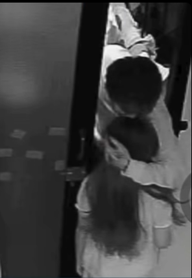 Con riêng của vợ hờn dỗi vì nam ca sĩ Việt đi làm về muộn: "Ba hứa với con"- Ảnh 2. Con riêng của vợ hờn dỗi vì nam ca sĩ Việt đi làm về muộn: "Ba hứa với con"- Ảnh 2.