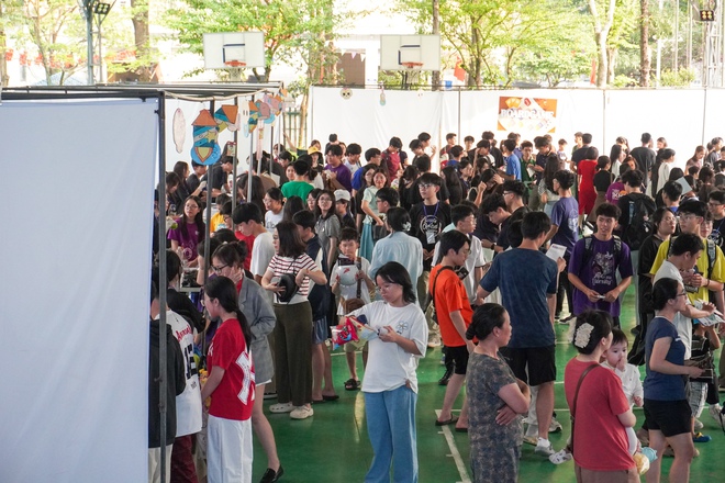 Hơn 3.000 người đổ về &ldquo;thương cảng tri thức&rdquo; của học sinh trường THPT Chuy&ecirc;n H&agrave; Nội &ndash; Amsterdam - Ảnh 1.