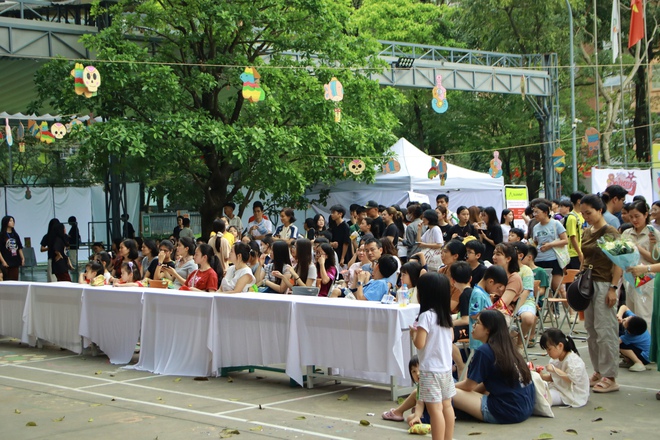 Hơn 3.000 người đổ về &ldquo;thương cảng tri thức&rdquo; của học sinh trường THPT Chuy&ecirc;n H&agrave; Nội &ndash; Amsterdam - Ảnh 2.