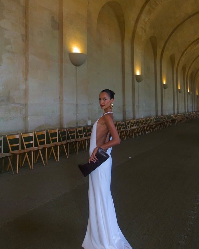 Cô dâu hot nhất toàn cầu ngồi siêu xe 300 tỷ về dinh: Mặt thiên thần body ác quỷ, mặc đẹp đến nỗi mỗi khung hình đều hóa bìa magazine - Ảnh 9.