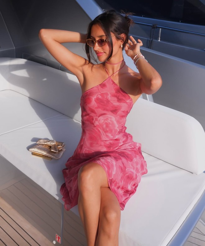 Cô dâu hot nhất toàn cầu ngồi siêu xe 300 tỷ về dinh: Mặt thiên thần body ác quỷ, mặc đẹp đến nỗi mỗi khung hình đều hóa bìa magazine - Ảnh 14.