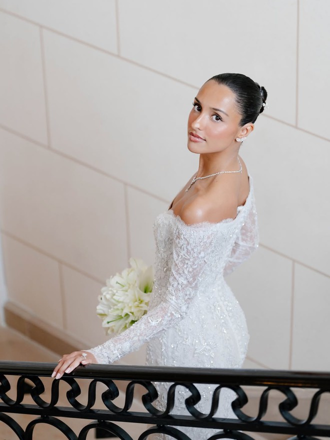 Cô dâu hot nhất toàn cầu ngồi siêu xe 300 tỷ về dinh: Mặt thiên thần body ác quỷ, mặc đẹp đến nỗi mỗi khung hình đều hóa bìa magazine - Ảnh 2.