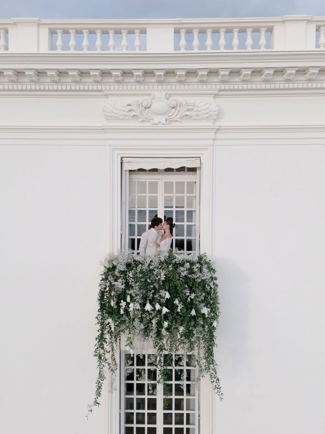 Cô dâu hot nhất toàn cầu ngồi siêu xe 300 tỷ về dinh: Mặt thiên thần body ác quỷ, mặc đẹp đến nỗi mỗi khung hình đều hóa bìa magazine - Ảnh 3.