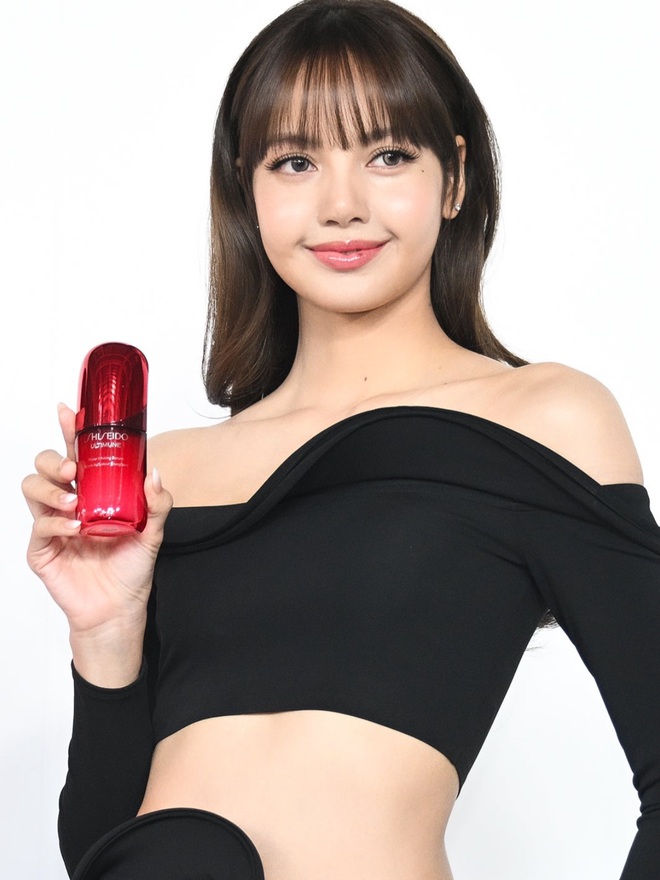 Dụng &yacute; của Lisa, kh&eacute;o thế n&agrave;y th&igrave; nh&atilde;n n&agrave;o chẳng m&ecirc;- Ảnh 3.