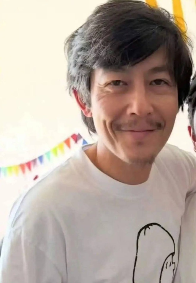 "Badboy kh&eacute;t tiếng" gầy rộc gi&agrave; ch&aacute;t g&acirc;y sốc, v&igrave; 1.300 tấm ảnh m&agrave; vĩnh viễn bị showbiz "cấm cửa"- Ảnh 4.