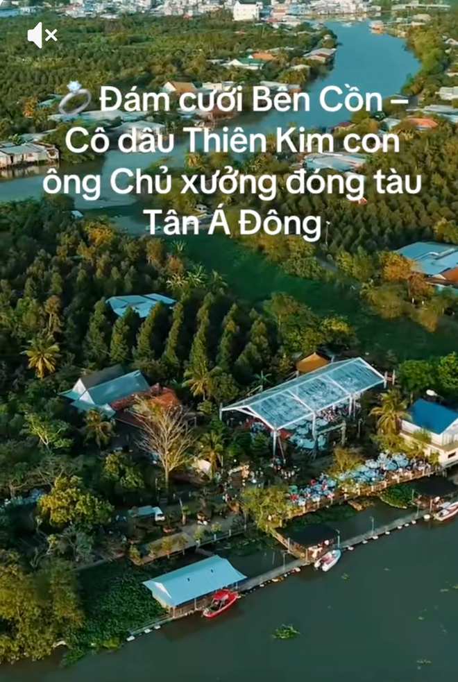 Lễ cưới của &aacute;i nữ "&ocirc;ng tr&ugrave;m" đ&oacute;ng t&agrave;u Tiền Giang: Kh&ocirc;ng gian tiệc rộng lớn nhưng tư gia nh&agrave; g&aacute;i mới l&agrave; điểm nhấn- Ảnh 1.