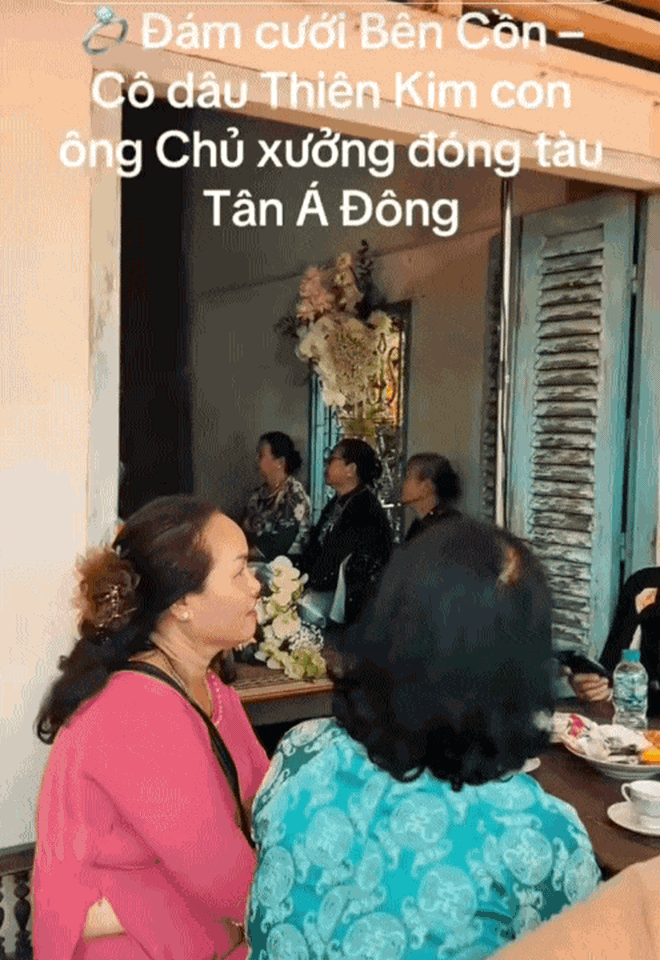 Lễ cưới của &aacute;i nữ "&ocirc;ng tr&ugrave;m" đ&oacute;ng t&agrave;u Tiền Giang: Kh&ocirc;ng gian tiệc rộng lớn nhưng tư gia nh&agrave; g&aacute;i mới l&agrave; điểm nhấn- Ảnh 8.