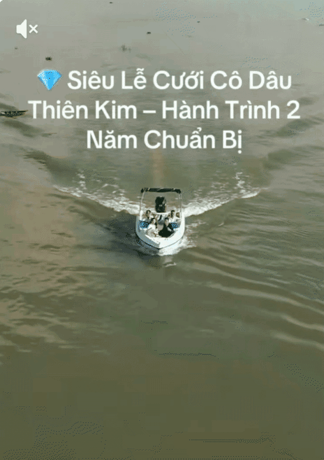 Lễ cưới của &aacute;i nữ "&ocirc;ng tr&ugrave;m" đ&oacute;ng t&agrave;u Tiền Giang: Kh&ocirc;ng gian tiệc rộng lớn nhưng tư gia nh&agrave; g&aacute;i mới l&agrave; điểm nhấn- Ảnh 3.