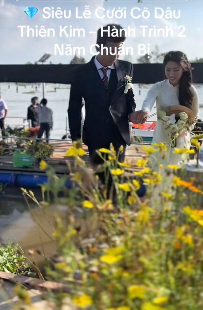 Lễ cưới của &aacute;i nữ "&ocirc;ng tr&ugrave;m" đ&oacute;ng t&agrave;u Tiền Giang: Kh&ocirc;ng gian tiệc rộng lớn nhưng tư gia nh&agrave; g&aacute;i mới l&agrave; điểm nhấn- Ảnh 4.