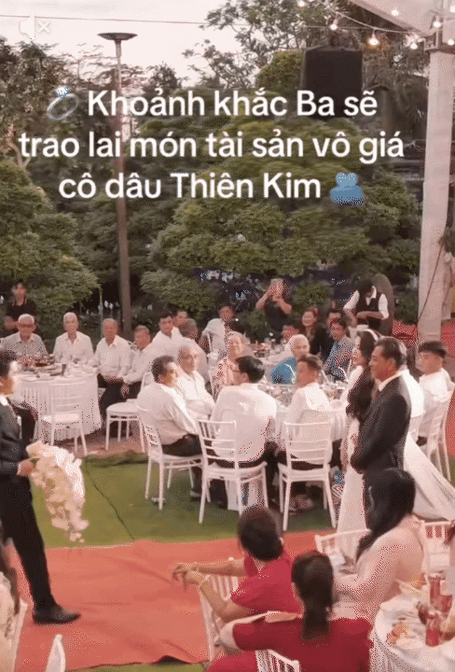 Lễ cưới của &aacute;i nữ "&ocirc;ng tr&ugrave;m" đ&oacute;ng t&agrave;u Tiền Giang: Kh&ocirc;ng gian tiệc rộng lớn nhưng tư gia nh&agrave; g&aacute;i mới l&agrave; điểm nhấn- Ảnh 11.