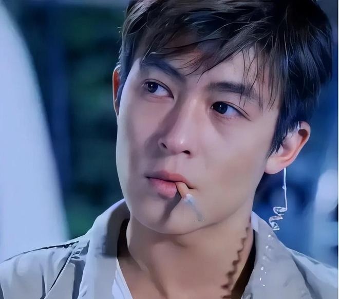 "Badboy kh&eacute;t tiếng" gầy rộc gi&agrave; ch&aacute;t g&acirc;y sốc, v&igrave; 1.300 tấm ảnh m&agrave; vĩnh viễn bị showbiz "cấm cửa"- Ảnh 9.