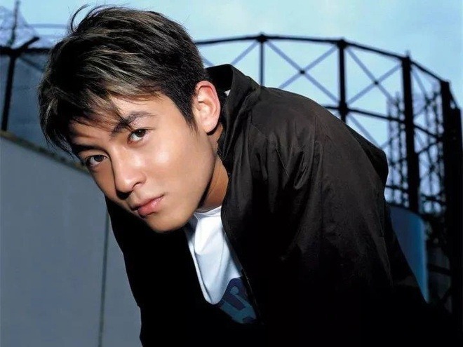 "Badboy kh&eacute;t tiếng" gầy rộc gi&agrave; ch&aacute;t g&acirc;y sốc, v&igrave; 1.300 tấm ảnh m&agrave; vĩnh viễn bị showbiz "cấm cửa"- Ảnh 12.