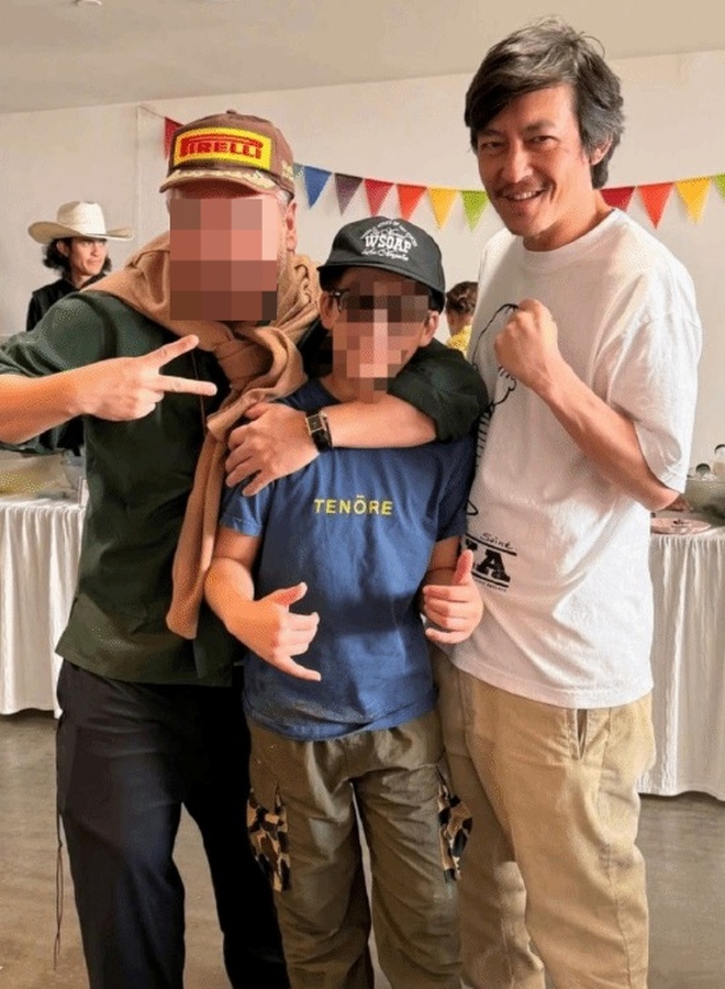 "Badboy kh&eacute;t tiếng" gầy rộc gi&agrave; ch&aacute;t g&acirc;y sốc, v&igrave; 1.300 tấm ảnh m&agrave; vĩnh viễn bị showbiz "cấm cửa"- Ảnh 2.