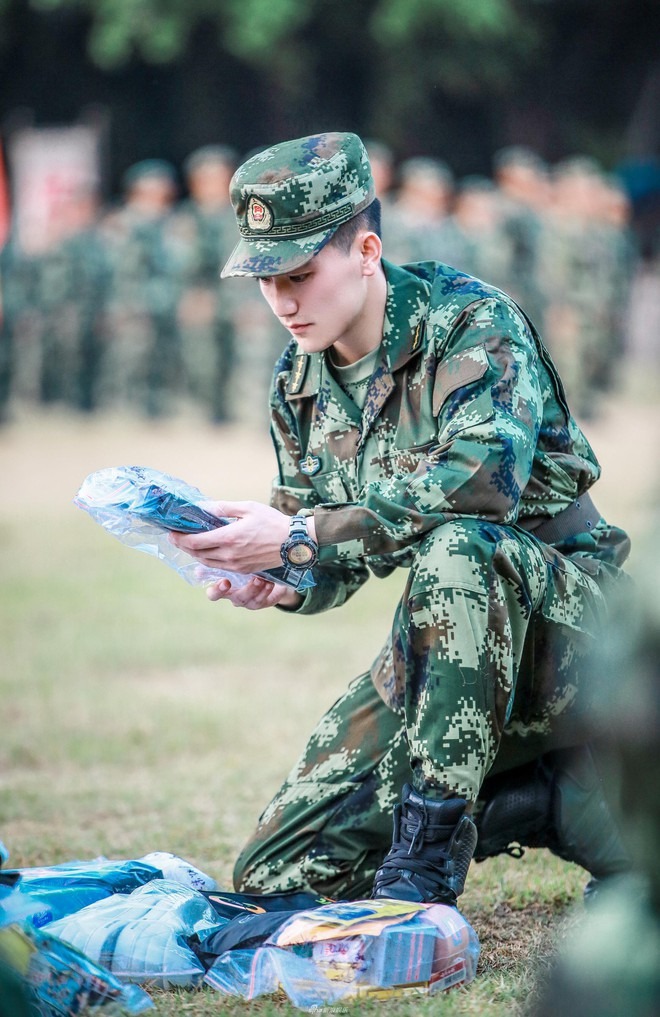 Minh tinh - sĩ quan đặc công nên duyên nhờ show nhập ngũ: "Chân mệnh thiên tử của em là anh hùng đúng nghĩa"- Ảnh 8.