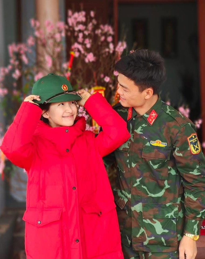 Đức Ph&uacute;c nhắn nhủ điều quan trọng tới bạn trai của H&ograve;a Minzy, tiết lộ về đ&aacute;m cưới- Ảnh 2.