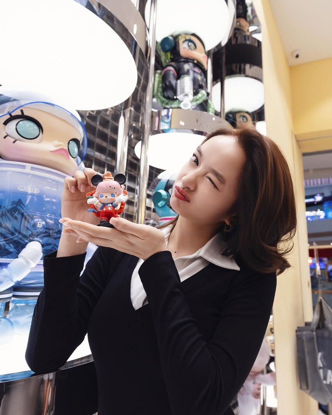 Mỹ nh&acirc;n chỉ cao 1m50 nhưng mặc đẹp kh&ocirc;ng trượt ph&aacute;t n&agrave;o, xuất hiện ở đ&acirc;u th&igrave; nơi đ&oacute; l&agrave; Paris Fashion Week- Ảnh 16.