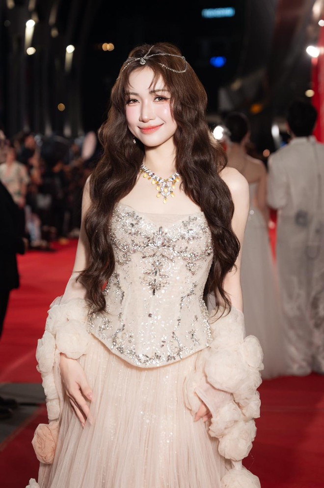 Hòa Minzy da trắng mịn không tỳ vết: Rất chăm dùng 3 món nước là 