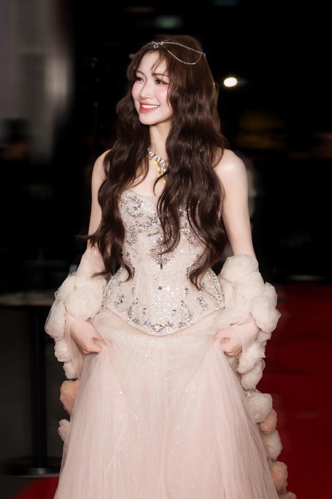 Hòa Minzy da trắng mịn không tỳ vết: Rất chăm dùng 3 món nước là 