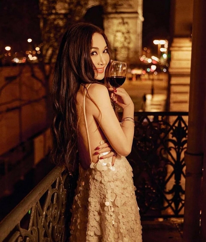 N&agrave;ng "Đ&aacute;t Kỷ" quyến rũ nhất m&agrave;n ảnh tuổi 60 vẫn trẻ mướt, da căng: Rất chăm ăn 1 m&oacute;n chống nắng, bơm retinol, chợ Việt quanh năm c&oacute; - Ảnh 3.