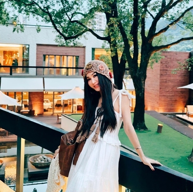 N&agrave;ng "Đ&aacute;t Kỷ" quyến rũ nhất m&agrave;n ảnh tuổi 60 vẫn trẻ mướt, da căng: Rất chăm ăn 1 m&oacute;n chống nắng, bơm retinol, chợ Việt quanh năm c&oacute; - Ảnh 5.