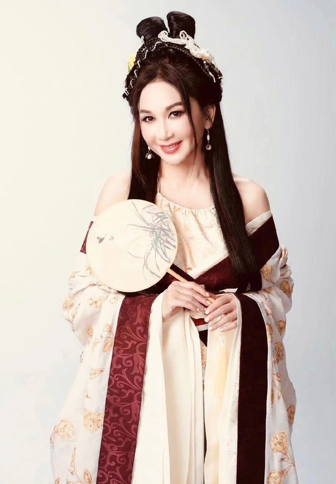 N&agrave;ng "Đ&aacute;t Kỷ" quyến rũ nhất m&agrave;n ảnh tuổi 60 vẫn trẻ mướt, da căng: Rất chăm ăn 1 m&oacute;n chống nắng, bơm retinol, chợ Việt quanh năm c&oacute; - Ảnh 4.