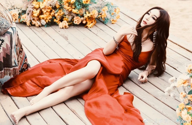 N&agrave;ng "Đ&aacute;t Kỷ" quyến rũ nhất m&agrave;n ảnh tuổi 60 vẫn trẻ mướt, da căng: Rất chăm ăn 1 m&oacute;n chống nắng, bơm retinol, chợ Việt quanh năm c&oacute; - Ảnh 6.