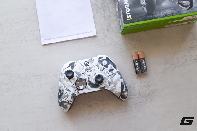 Tr&ecirc;n tay Xbox Storm Breaker Special Edition: chiến binh &ldquo;hắc bạch&rdquo; gi&uacute;p g&oacute;c gaming trở n&ecirc;n nổi bật hơn - Ảnh 4.