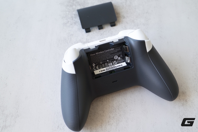 Tr&ecirc;n tay Xbox Storm Breaker Special Edition: chiến binh &ldquo;hắc bạch&rdquo; gi&uacute;p g&oacute;c gaming trở n&ecirc;n nổi bật hơn - Ảnh 10.