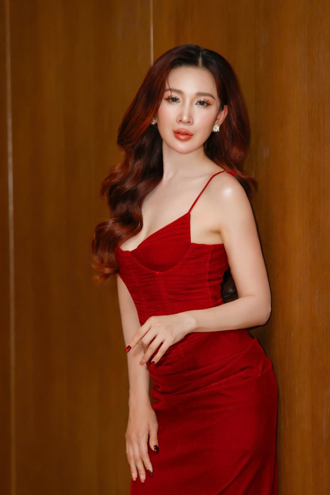 Vợ Dương Ngọc Th&aacute;i t&aacute;i xuất sau nhiều năm l&agrave;m hậu phương cho chồng, chăm 3 con- Ảnh 4.