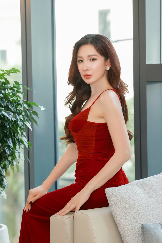 Vợ Dương Ngọc Th&aacute;i t&aacute;i xuất sau nhiều năm l&agrave;m hậu phương cho chồng, chăm 3 con- Ảnh 1.