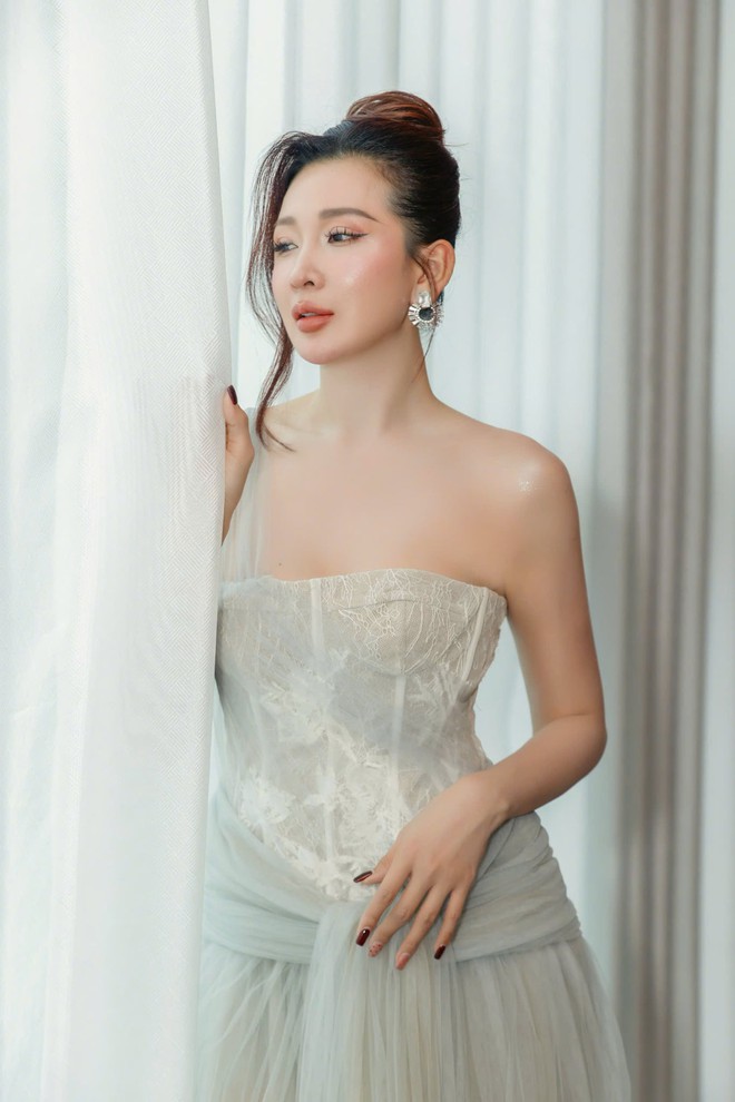 Vợ Dương Ngọc Th&aacute;i t&aacute;i xuất sau nhiều năm l&agrave;m hậu phương cho chồng, chăm 3 con- Ảnh 6.