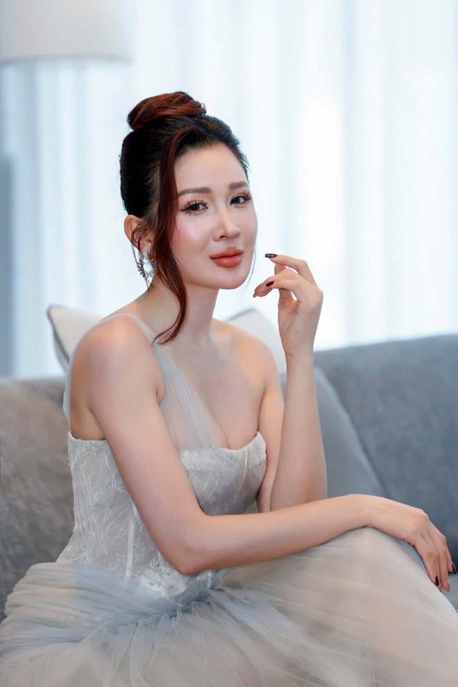 Vợ Dương Ngọc Th&aacute;i t&aacute;i xuất sau nhiều năm l&agrave;m hậu phương cho chồng, chăm 3 con- Ảnh 5.