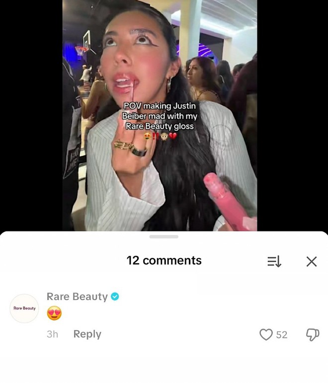 Mặc &aacute;o c&oacute; d&ograve;ng chữ lạ, Selena Gomez bị gắn m&aacute;c "pick me girl"- Ảnh 2.