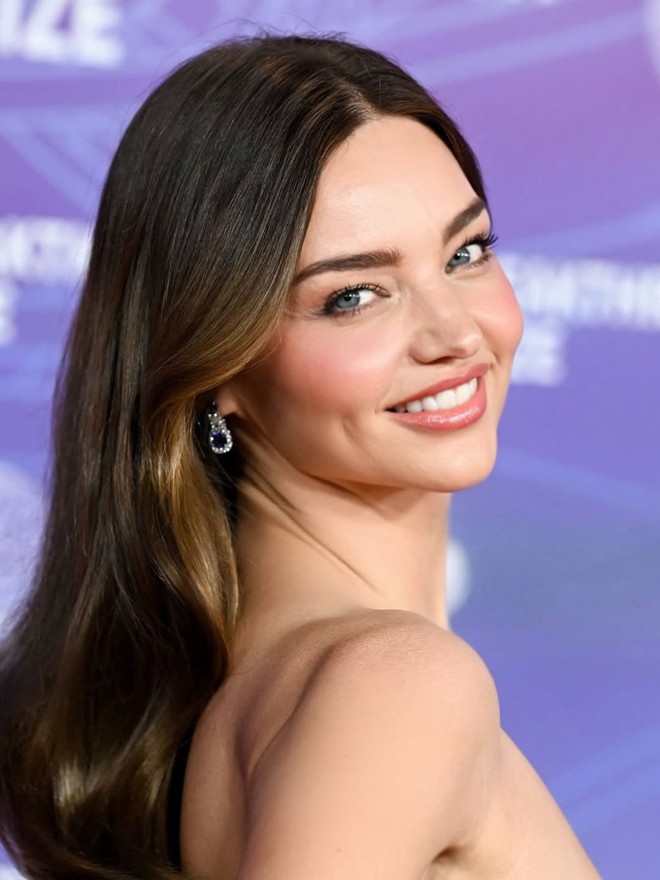 G&aacute;i 4 con Miranda Kerr U45 vẫn đẹp như tượng tạc khiến MXH dậy s&oacute;ng: Chưa từng biết đến ăn ki&ecirc;ng!- Ảnh 4.