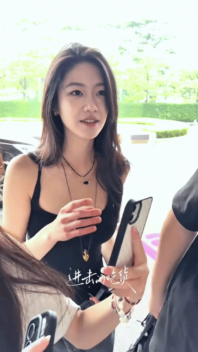 "Bad girl" Cbiz bước xuống xe hơi khiến triệu người th&iacute;ch: Mặc đơn giản th&ocirc;i m&agrave; cuốn khỏi b&agrave;n - Ảnh 2.