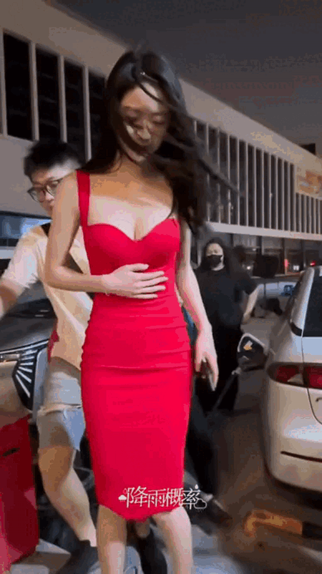 Mỹ nữ diện v&aacute;y đỏ khoe lưng trần viral khắp xứ Trung: 1,4 tỷ d&acirc;n kh&oacute; ai l&agrave;m lại- Ảnh 4.