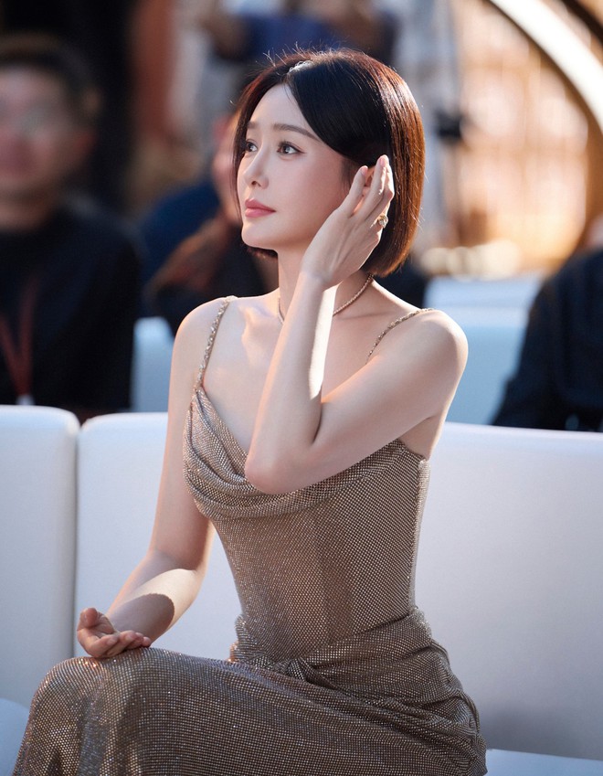 Tần Lam tuổi 46 vẫn xứng danh "nữ thần kh&ocirc;ng tuổi": C&oacute; mẹo giữ cơ bụng săn chắc tuổi trung ni&ecirc;n nhưng &iacute;t chị em l&agrave;m được - Ảnh 2.