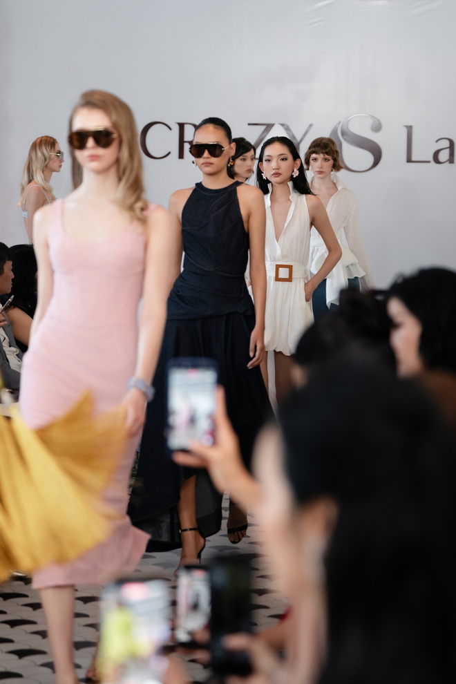 Nh&agrave; mốt Mr CRAZY & Lady SEXY t&aacute;i định nghĩa thời trang h&egrave; tại show diễn "Summer Dawn' 26" - Ảnh 11.