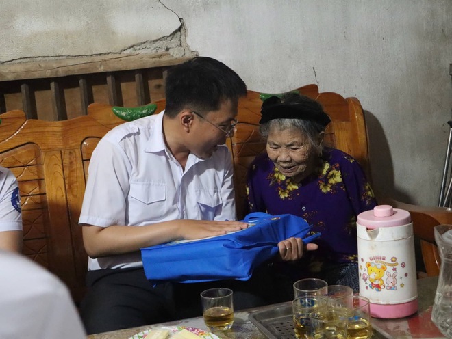 Từ ngòi pháo Chín tháng Giêng đến những cuộc gặp đầy xúc động tại quê hương Bác - Ảnh 9.