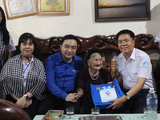 Từ ngòi pháo Chín tháng Giêng đến những cuộc gặp đầy xúc động tại quê hương Bác - Ảnh 7.