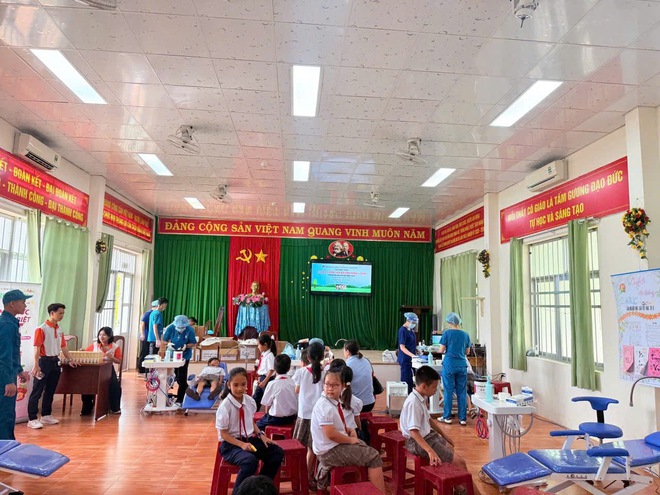 H&agrave;nh tr&igrave;nh mang nụ cười đến đảo xa: chăm s&oacute;c răng miệng cho học sinh v&agrave; người cao tuổi tại C&ocirc;n Đảo - Ảnh 4.