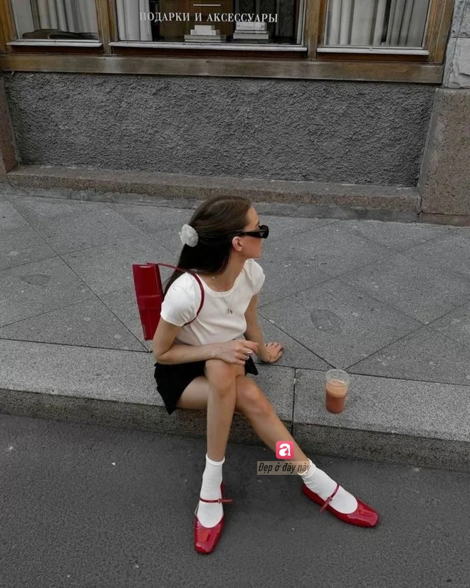 Trend gi&agrave;y năm nay: Ai cũng c&oacute; gi&agrave;y b&uacute;p b&ecirc;, nhưng đỏ mới l&agrave; &ldquo;đỉnh&rdquo;- Ảnh 5.