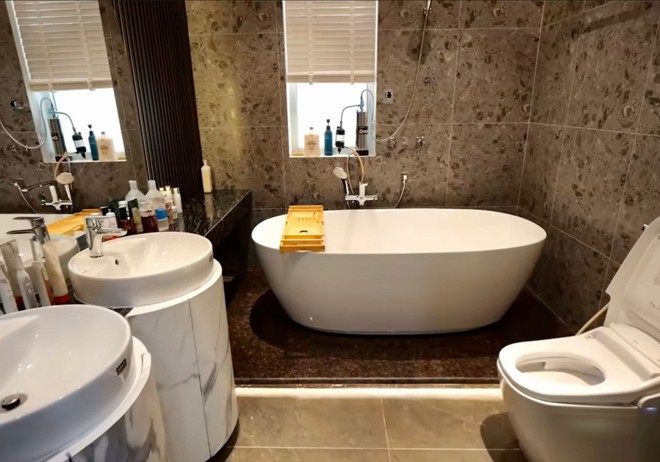 Cặp đ&ocirc;i quyền lực showbiz ở biệt thự ngoại &ocirc; sang như resort 5*: S&acirc;n thượng rộng đến mức c&oacute; thể đạp xe, hồ bơi ri&ecirc;ng trong khu&ocirc;n vi&ecirc;n nh&agrave;- Ảnh 18.